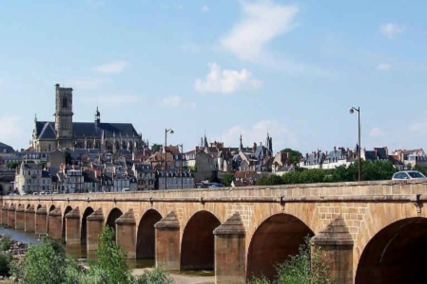 Feux du Pont de Loire à Nevers : "ils sont en train d'être réglés" selon le maire