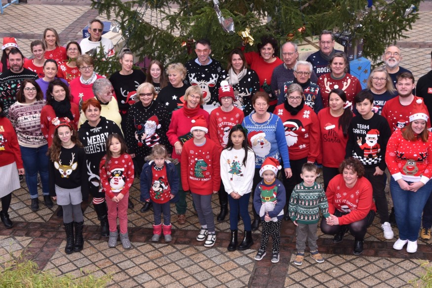 Tous à Aubigny-sur-Nère en pull de Noël moche !